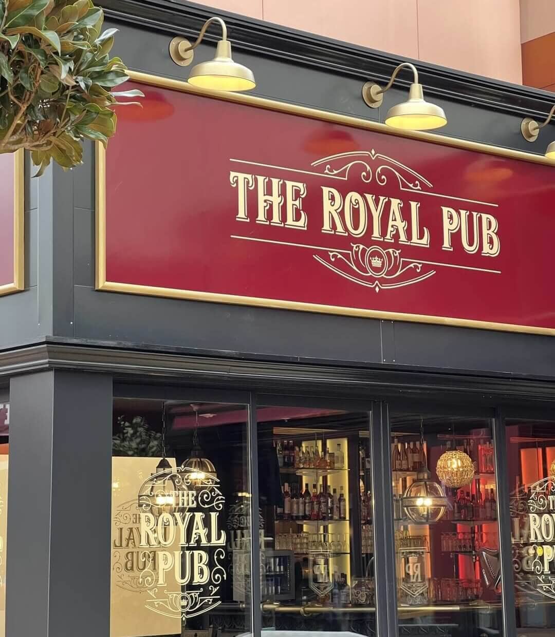 Ouverture de The Royal Pub à Disney Village